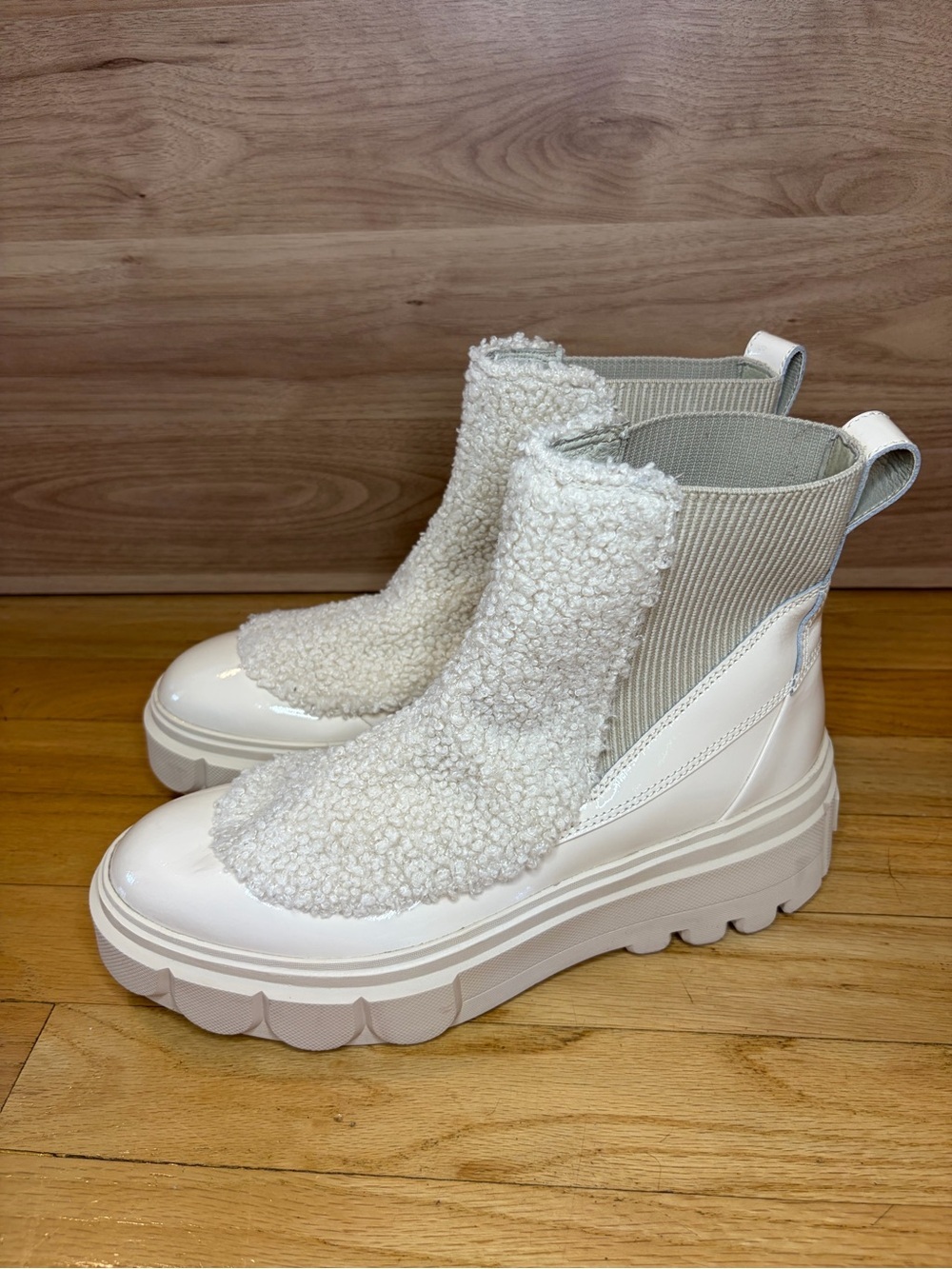 Sorel Caribou X Chelsea Boots in Beige - Size 10